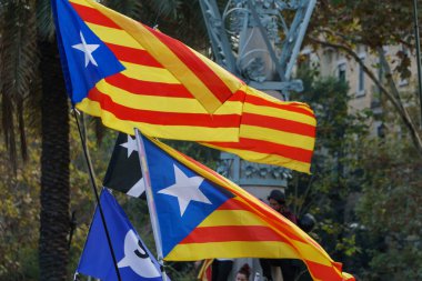 Barcelona, Katalonya, İspanya, 10 Ekim 2017: bayraklar ve Catalunya veya Passeig Lluis şirketlerinin Katalonya'nın bağımsızlığını desteği miting kişi.