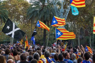 Barcelona, Katalonya, İspanya, 10 Ekim 2017: insanlar Catalunya Passeig Lluis şirketlerinin içinde bağımsızlığı için ralli destek hakkında.