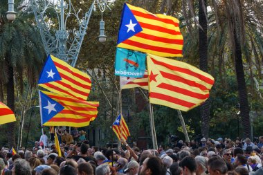 Barcelona, Katalonya, İspanya, 10 Ekim 2017: insanlar Catalunya Passeig Lluis şirketlerinin içinde bağımsızlığı için ralli destek hakkında.