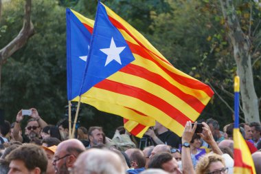Barcelona, Katalonya, İspanya, 10 Ekim 2017: bayraklar ve Catalunya veya Passeig Lluis şirketlerinin Katalonya'nın bağımsızlığını desteği miting kişi.