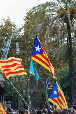 Barcelona, Katalonya, İspanya, 10 Ekim 2017: bayraklar ve Catalunya veya Passeig Lluis şirketlerinin Katalonya'nın bağımsızlığını desteği miting kişi.
