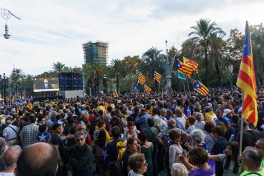 Barcelona, Katalonya, İspanya, 10 Ekim 2017: insanlar Catalunya Passeig Lluis şirketlerinin içinde bağımsızlığı için ralli destek hakkında.