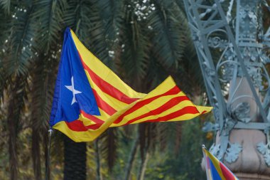 Barcelona, Katalonya, İspanya, 10 Ekim 2017: insanlar Catalunya Passeig Lluis şirketlerinin içinde bağımsızlığı için ralli destek hakkında.