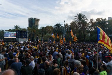Barcelona, Katalonya, İspanya, 10 Ekim 2017: insanlar Catalunya Passeig Lluis şirketlerinin içinde bağımsızlığı için ralli destek hakkında.