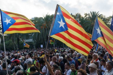 Barcelona, Katalonya, İspanya, 10 Ekim 2017: bayraklar ve Catalunya veya Passeig Lluis şirketlerinin Katalonya'nın bağımsızlığını desteği miting kişi.