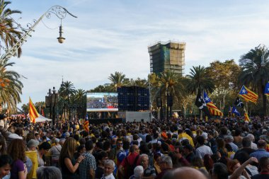Barcelona, Katalonya, İspanya, 10 Ekim 2017: insanlar Catalunya Passeig Lluis şirketlerinin içinde bağımsızlığı için ralli destek hakkında.