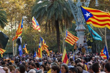Barcelona, Katalonya, İspanya, 10 Ekim 2017: insanlar Catalunya Passeig Lluis şirketlerinin içinde bağımsızlığı için ralli destek hakkında.