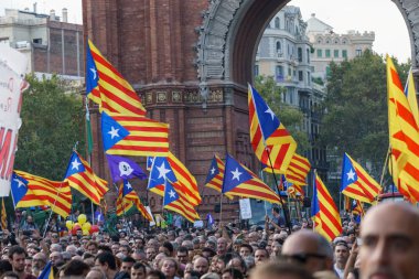 Barcelona, Katalonya, İspanya, 10 Ekim 2017: insanlar Catalunya Passeig Lluis şirketlerinin içinde bağımsızlığı için ralli destek hakkında.
