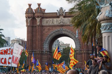 Barcelona, Katalonya, İspanya, 10 Ekim 2017: insanlar Catalunya Passeig Lluis şirketlerinin içinde bağımsızlığı için ralli destek hakkında.