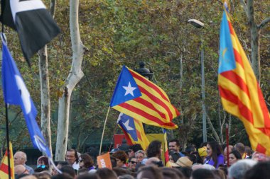 Barcelona, Katalonya, İspanya, 10 Ekim 2017: insanlar Catalunya Passeig Lluis şirketlerinin içinde bağımsızlığı için ralli destek hakkında.