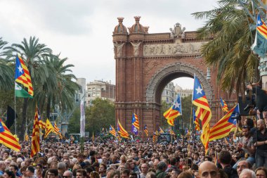 Barcelona, Katalonya, İspanya, 10 Ekim 2017: insanlar Catalunya Passeig Lluis şirketlerinin içinde bağımsızlığı için ralli destek hakkında.