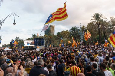 Barcelona, Katalonya, İspanya, 10 Ekim 2017: insanlar Catalunya Passeig Lluis şirketlerinin içinde bağımsızlığı için ralli destek hakkında.