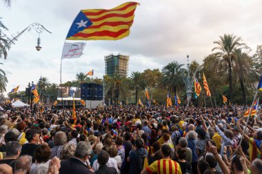 Barcelona, Katalonya, İspanya, 10 Ekim 2017: insanlar Catalunya Passeig Lluis şirketlerinin içinde bağımsızlığı için ralli destek hakkında.
