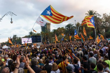 Barcelona, Katalonya, İspanya, 10 Ekim 2017: insanlar Catalunya Passeig Lluis şirketlerinin içinde bağımsızlığı için ralli destek hakkında.