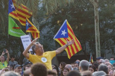 Barcelona, Katalonya, İspanya, 10 Ekim 2017: insanlar Catalunya Passeig Lluis şirketlerinin içinde bağımsızlığı için ralli destek hakkında.