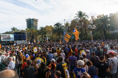 Barcelona, Katalonya, İspanya, 10 Ekim 2017: insanlar Catalunya Passeig Lluis şirketlerinin içinde bağımsızlığı için ralli destek hakkında.