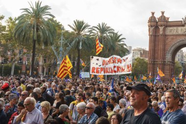 Barcelona, Katalonya, İspanya, 10 Ekim 2017: insanlar Catalunya Passeig Lluis şirketlerinin içinde bağımsızlığı için ralli destek hakkında.