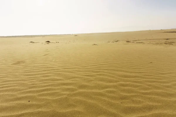 Maják Okraji Pláže Uprostřed Písku — Stock fotografie