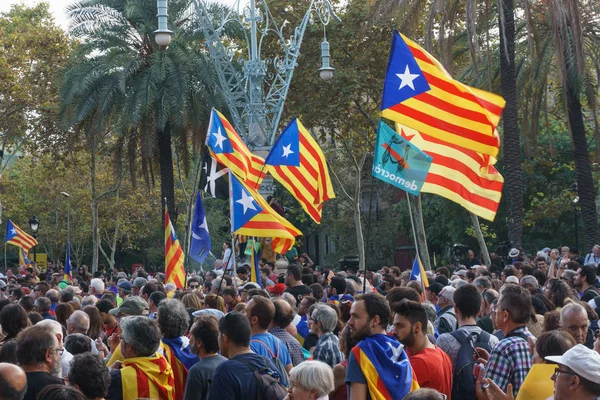 Barcelona Catalunha Espanha Outubro 2017 Pessoas Apoiando Independência Catalunha Passeig — Fotografia de Stock