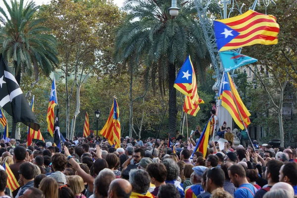 Barcelona Catalunha Espanha Outubro 2017 Pessoas Apoiando Independência Catalunha Passeig — Fotografia de Stock