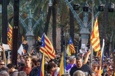 Barcelona, Katalonya, İspanya, 10 Ekim 2017: insanlar Catalunya Passeig Lluis şirketlerinin içinde bağımsızlığı için ralli destek hakkında.