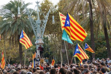 Barcelona, Katalonya, İspanya, 10 Ekim 2017: insanlar Catalunya Passeig Lluis şirketlerinin içinde bağımsızlığı için ralli destek hakkında.