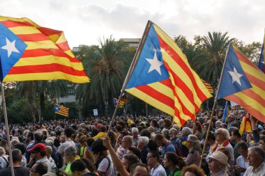 Barcelona, Katalonya, İspanya, 10 Ekim 2017: insanlar Catalunya Passeig Lluis şirketlerinin içinde bağımsızlığı için ralli destek hakkında.