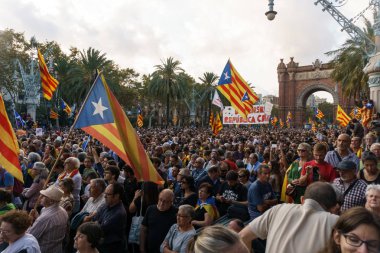 Barcelona, Katalonya, İspanya, 10 Ekim 2017: insanlar Catalunya Passeig Lluis şirketlerinin içinde bağımsızlığı için ralli destek hakkında.