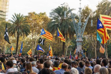 Barcelona, Katalonya, İspanya, 10 Ekim 2017: insanlar Catalunya Passeig Lluis şirketlerinin içinde bağımsızlığı için ralli destek hakkında.