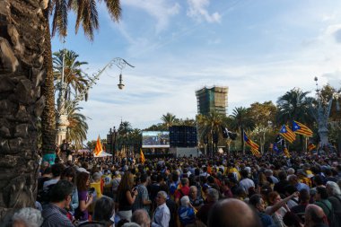 Barcelona, Katalonya, İspanya, 10 Ekim 2017: insanlar Catalunya Passeig Lluis şirketlerinin içinde bağımsızlığı için ralli destek hakkında.