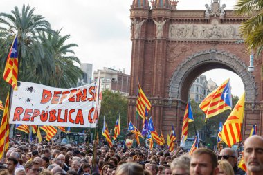 Barcelona, Katalonya, İspanya, 10 Ekim 2017: insanlar Catalunya Passeig Lluis şirketlerinin içinde bağımsızlığı için ralli destek hakkında.