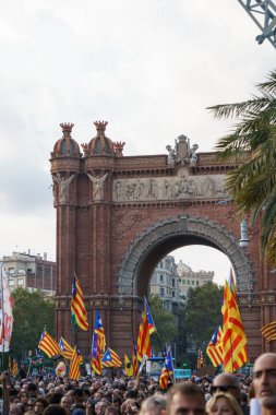 Barcelona, Katalonya, İspanya, 10 Ekim 2017: insanlar Catalunya Passeig Lluis şirketlerinin içinde bağımsızlığı için ralli destek hakkında.