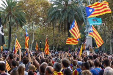 Barcelona, Katalonya, İspanya, 10 Ekim 2017: insanlar Catalunya Passeig Lluis şirketlerinin içinde bağımsızlığı için ralli destek hakkında.