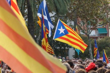 Barcelona, Katalonya, İspanya, 10 Ekim 2017: insanlar Catalunya Passeig Lluis şirketlerinin içinde bağımsızlığı için ralli destek hakkında.