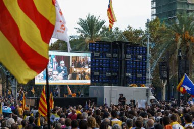 Barcelona, Katalonya, İspanya, 10 Ekim 2017: insanlar Catalunya Passeig Lluis şirketlerinin içinde bağımsızlığı için ralli destek hakkında.