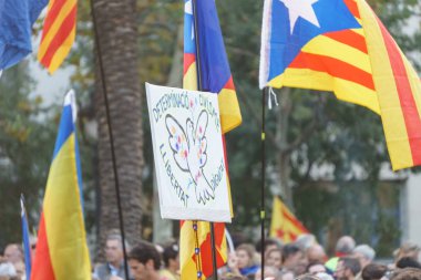 Barcelona, Katalonya, İspanya, 10 Ekim 2017: insanlar Catalunya Passeig Lluis şirketlerinin içinde bağımsızlığı için ralli destek hakkında.