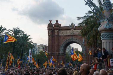 Barcelona, Katalonya, İspanya, 10 Ekim 2017: insanlar Catalunya Passeig Lluis şirketlerinin içinde bağımsızlığı için ralli destek hakkında.