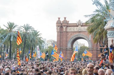 Barcelona, Katalonya, İspanya, 10 Ekim 2017: insanlar Catalunya Passeig Lluis şirketlerinin içinde bağımsızlığı için ralli destek hakkında.
