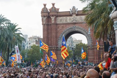 Barcelona, Katalonya, İspanya, 10 Ekim 2017: insanlar Catalunya Passeig Lluis şirketlerinin içinde bağımsızlığı için ralli destek hakkında.