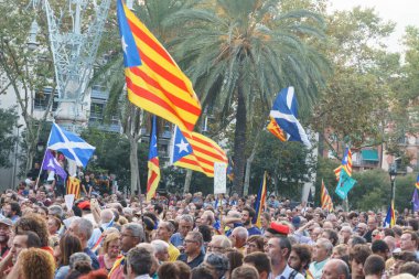 Barcelona, Katalonya, İspanya, 10 Ekim 2017: insanlar Catalunya Passeig Lluis şirketlerinin içinde bağımsızlığı için ralli destek hakkında.