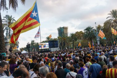 Barcelona, Katalonya, İspanya, 10 Ekim 2017: insanlar Catalunya Passeig Lluis şirketlerinin içinde bağımsızlığı için ralli destek hakkında.
