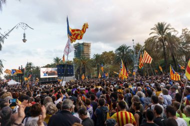 Barcelona, Katalonya, İspanya, 10 Ekim 2017: insanlar Catalunya Passeig Lluis şirketlerinin içinde bağımsızlığı için ralli destek hakkında.