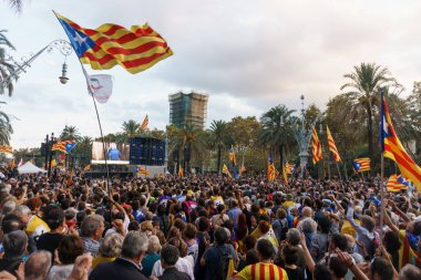 Barcelona, Katalonya, İspanya, 10 Ekim 2017: insanlar Catalunya Passeig Lluis şirketlerinin içinde bağımsızlığı için ralli destek hakkında.