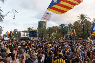 Barcelona, Katalonya, İspanya, 10 Ekim 2017: insanlar Catalunya Passeig Lluis şirketlerinin içinde bağımsızlığı için ralli destek hakkında.