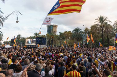 Barcelona, Katalonya, İspanya, 10 Ekim 2017: insanlar Catalunya Passeig Lluis şirketlerinin içinde bağımsızlığı için ralli destek hakkında.