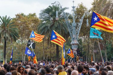 Barcelona, Katalonya, İspanya, 10 Ekim 2017: insanlar Catalunya Passeig Lluis şirketlerinin içinde bağımsızlığı için ralli destek hakkında.