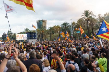 Barcelona, Katalonya, İspanya, 10 Ekim 2017: insanlar Catalunya Passeig Lluis şirketlerinin içinde bağımsızlığı için ralli destek hakkında.