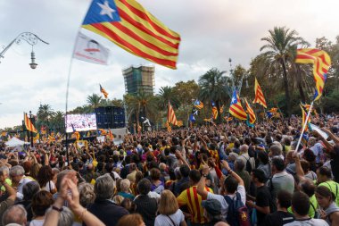 Barcelona, Katalonya, İspanya, 10 Ekim 2017: insanlar Catalunya Passeig Lluis şirketlerinin içinde bağımsızlığı için ralli destek hakkında.