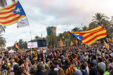 Barcelona, Katalonya, İspanya, 10 Ekim 2017: insanlar Catalunya Passeig Lluis şirketlerinin içinde bağımsızlığı için ralli destek hakkında.