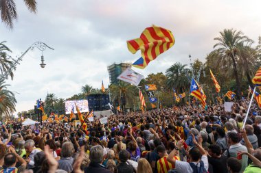 Barcelona, Katalonya, İspanya, 10 Ekim 2017: insanlar Catalunya Passeig Lluis şirketlerinin içinde bağımsızlığı için ralli destek hakkında.